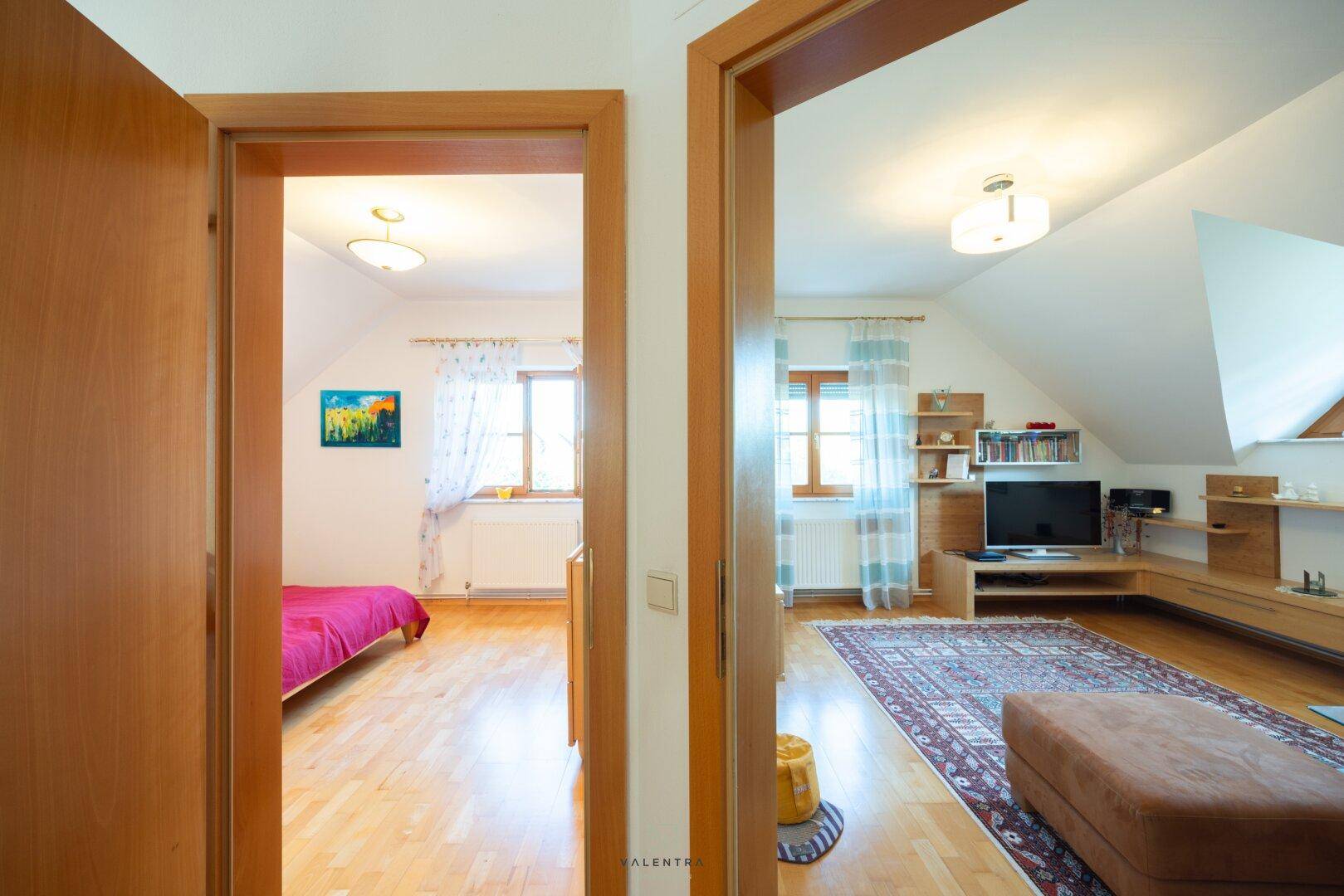 Flur im Obergeschoss mit Blick in Schlafzimmer und Wohnzimmer.