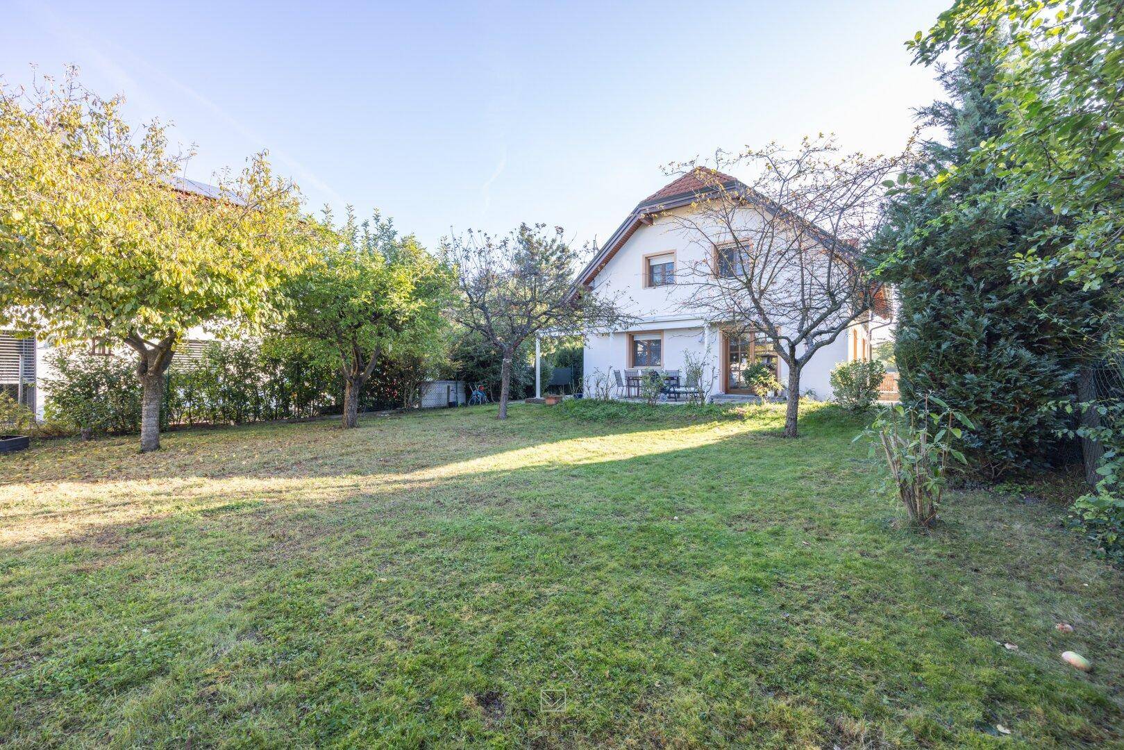 Modernisiertes Einfamilienhaus mit Luftwärmepumpe, Einlegerwohnung und Traumgarten in Essling - Widok 2