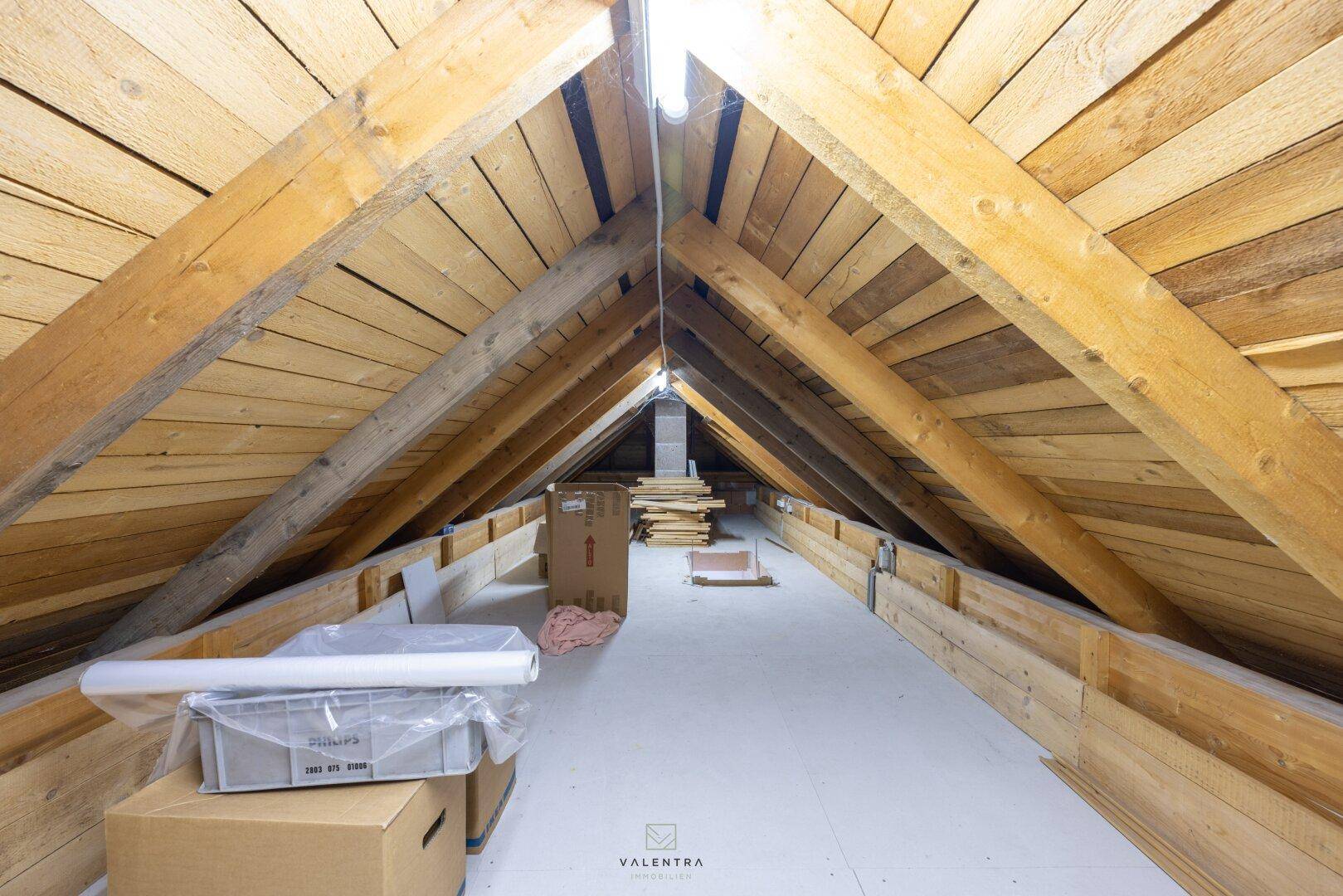 Großer Dachboden mit offener Holzkonstruktion und viel Potenzial für zukünftigen Ausbau.