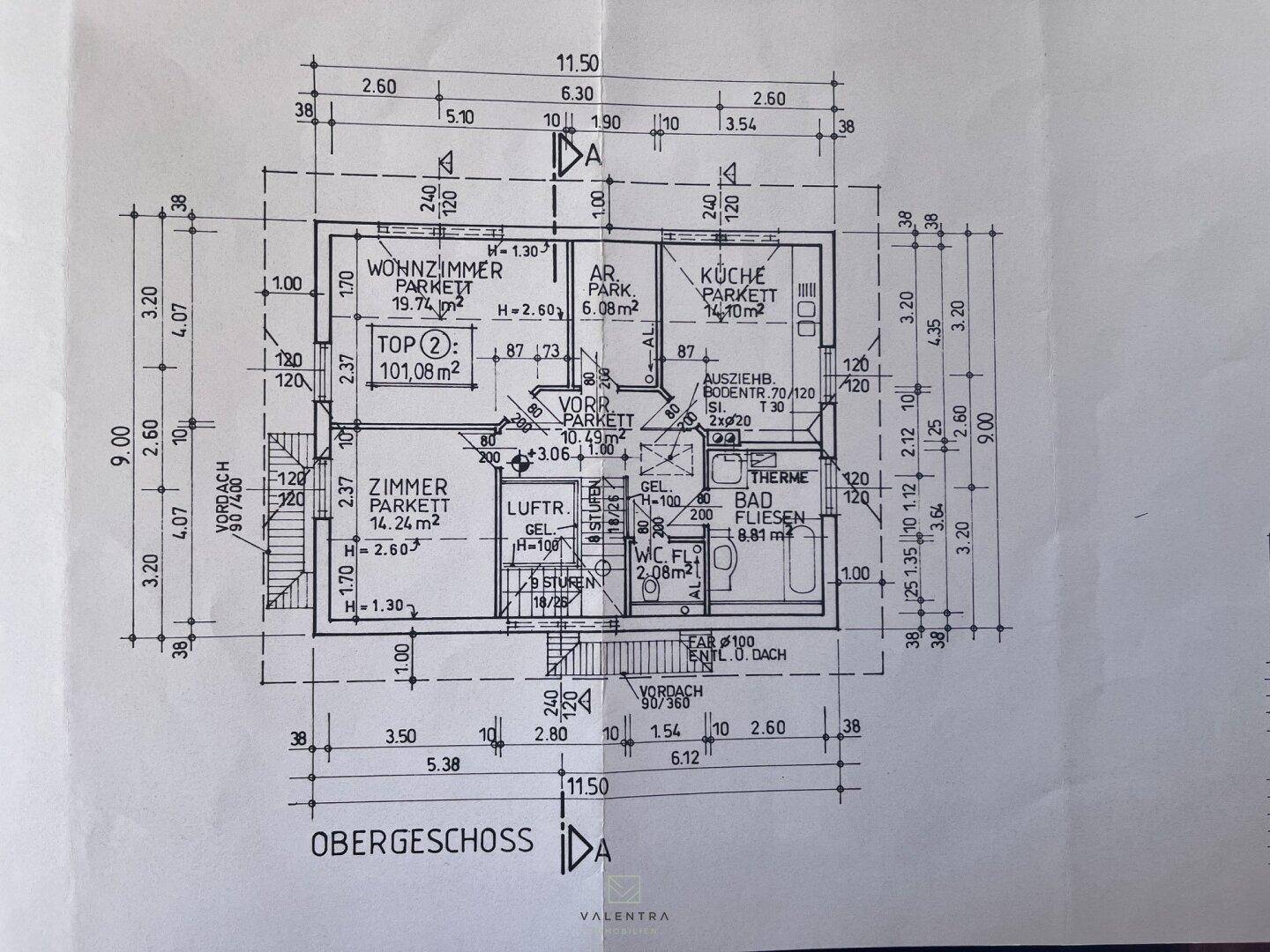 Grundriss des Obergeschosses mit Schlafzimmern, Bad und Dachschrägen.