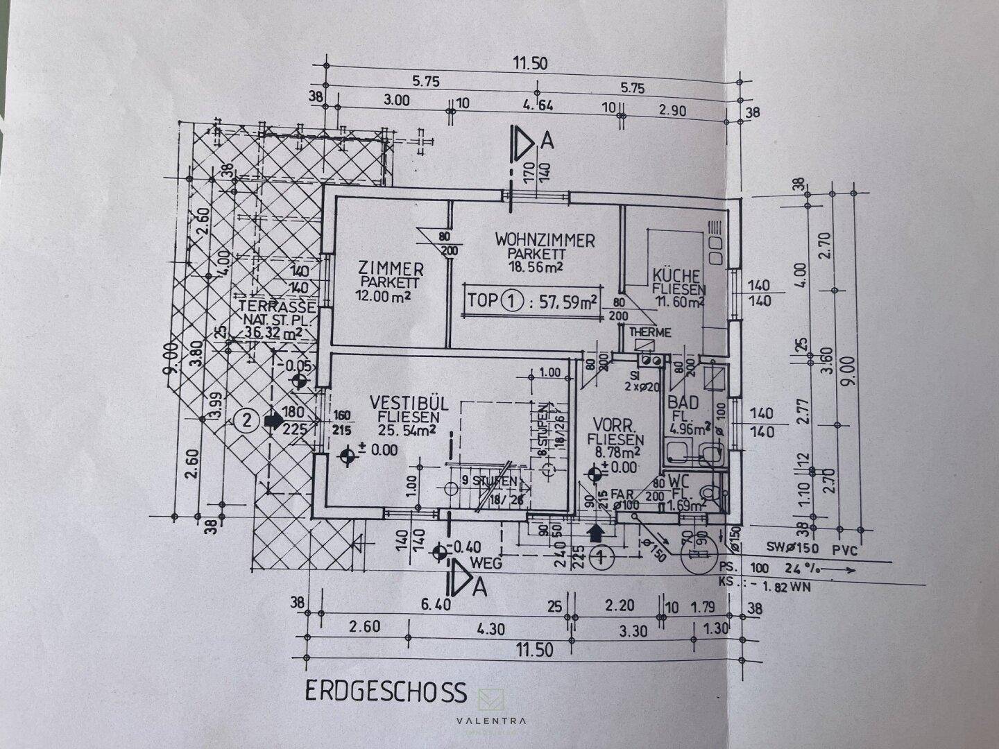 Grundriss des Erdgeschosses mit Wohnzimmer, Küche, Bad und Terrasse.