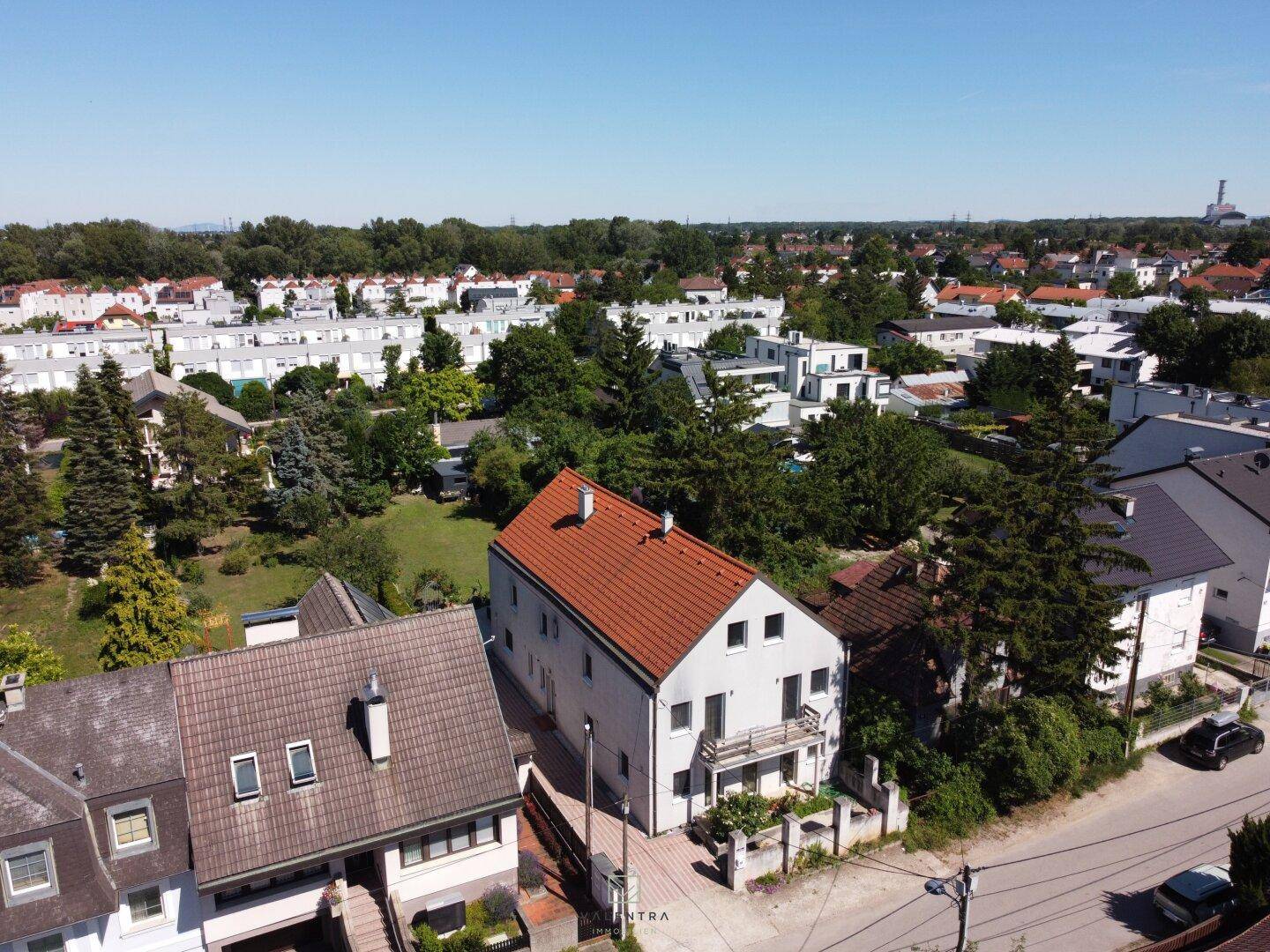 Vogelperspektive des Wohnhauses mit rotem Ziegeldach und gepflegter Umgebung in einer ruhigen Wohngegend.