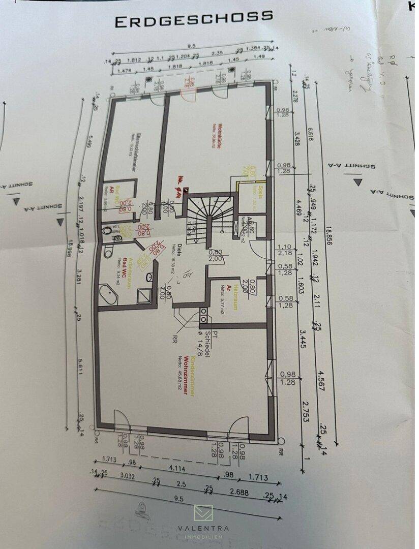 Grundriss des Erdgeschosses mit Wohnzimmer, separater Küche, Bad und Gäste-WC.