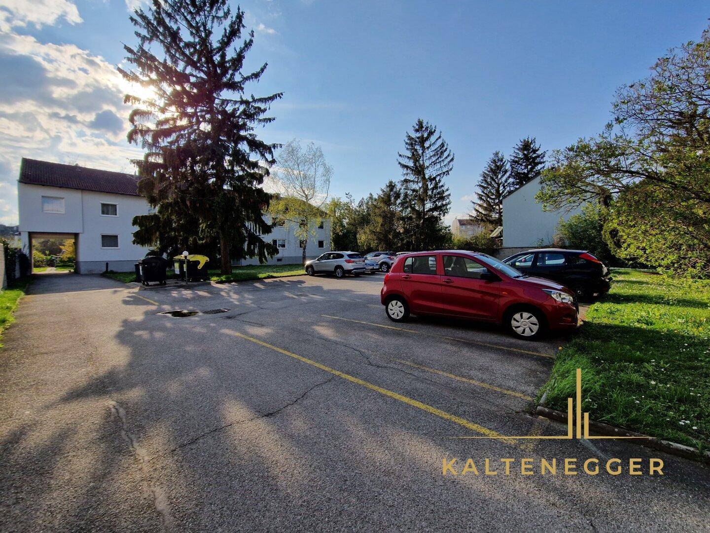 Haus Vorderansicht und Parkplatz (vor dem Tannenbaum)