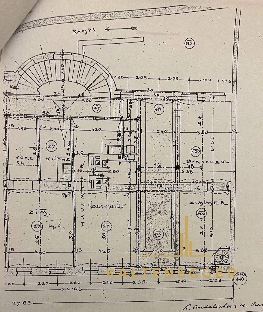 Detaillierter Grundrissplan mit Raumaufteilung, Treppenhaus und Rampenzugang.