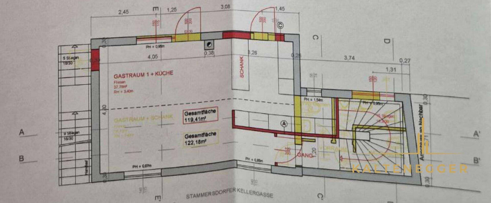 Grundrissplan eines Gastraums mit integrierter Küche und einem Treppenhaus, ideal für gewerbliche Nutzung.