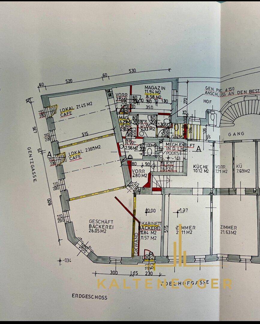 Detaillierter Grundriss des Erdgeschosses mit verschiedenen Gewerbeflächen, Wohnräumen und Zugang zum Hof.