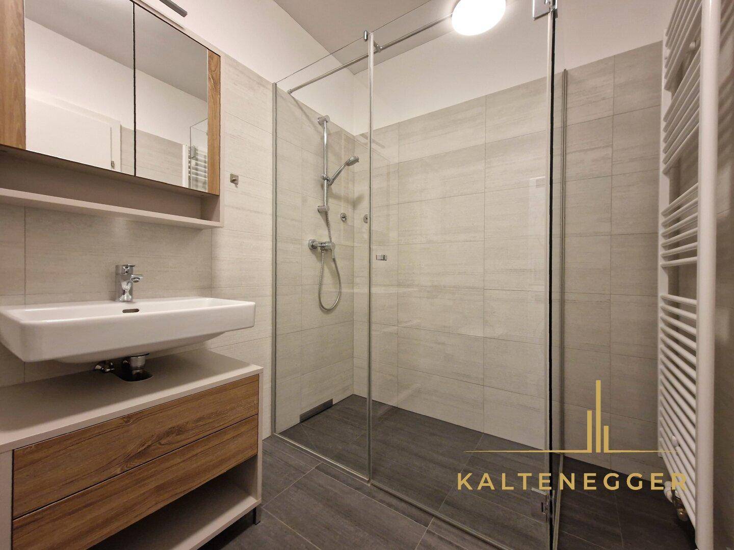 OG: 2. Badezimmer + WC