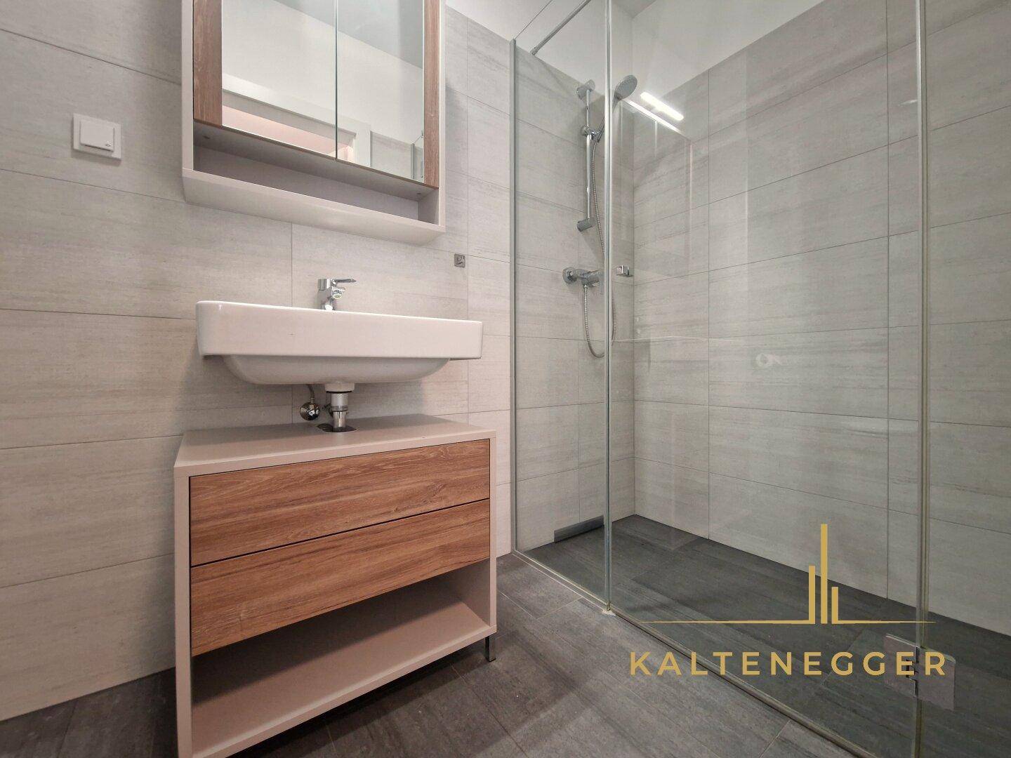 EG: Badezimmer + WC