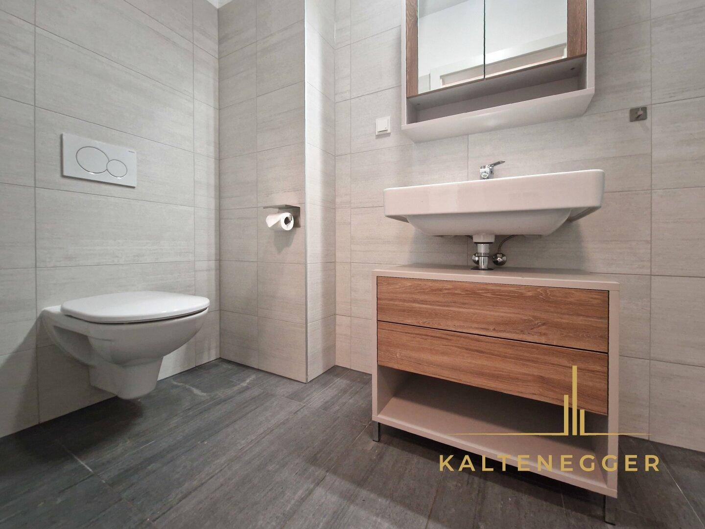 EG: Badezimmer + WC