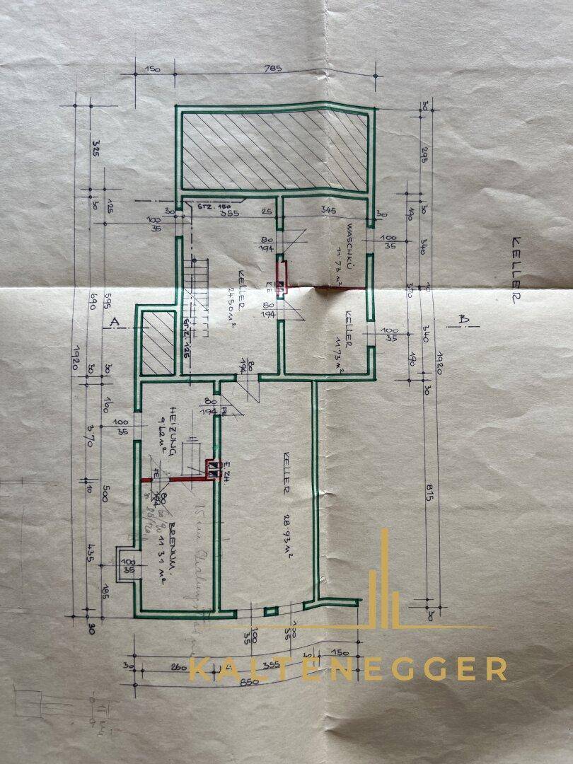 Handgezeichneter Grundriss des Kellergeschosses mit Heizungsraum und Lagerräumen.