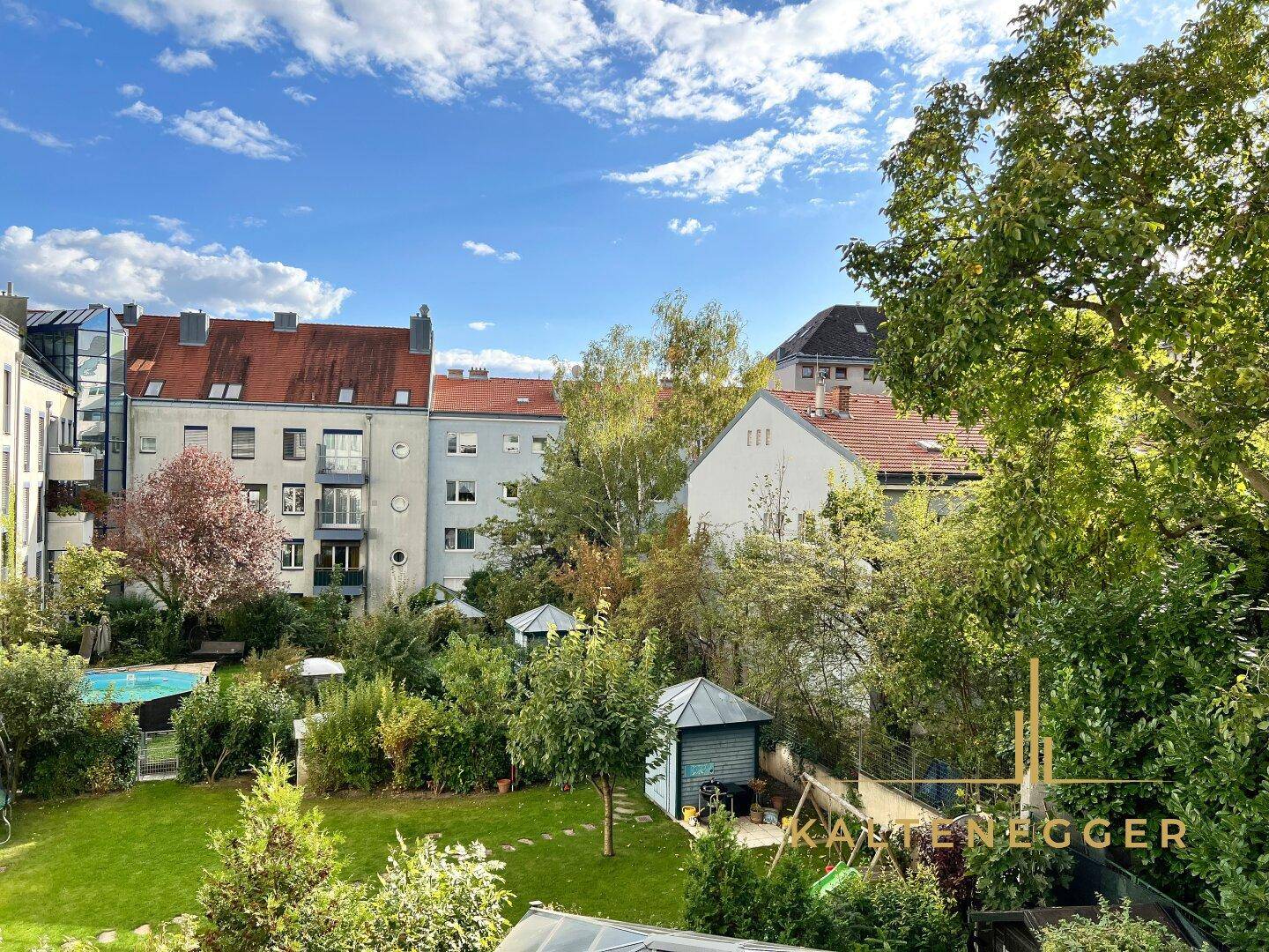 Blick vom Balkon in die Gärten darunter