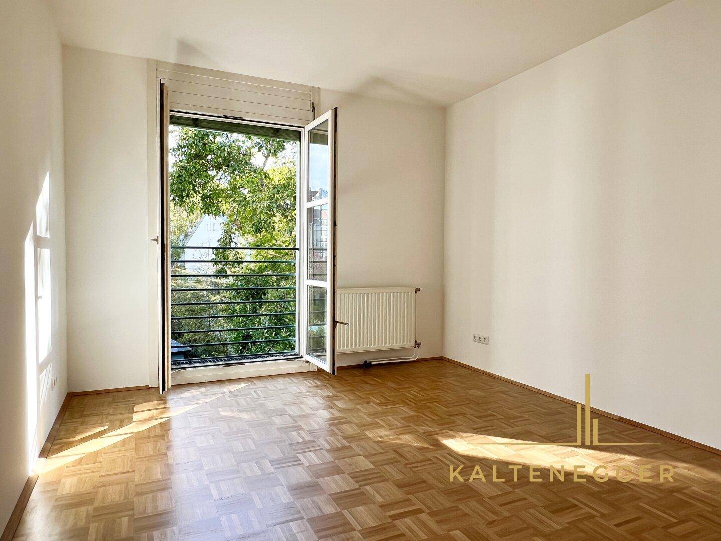 Zimmer mit 15,38 m² mit raumhohen Fenstern