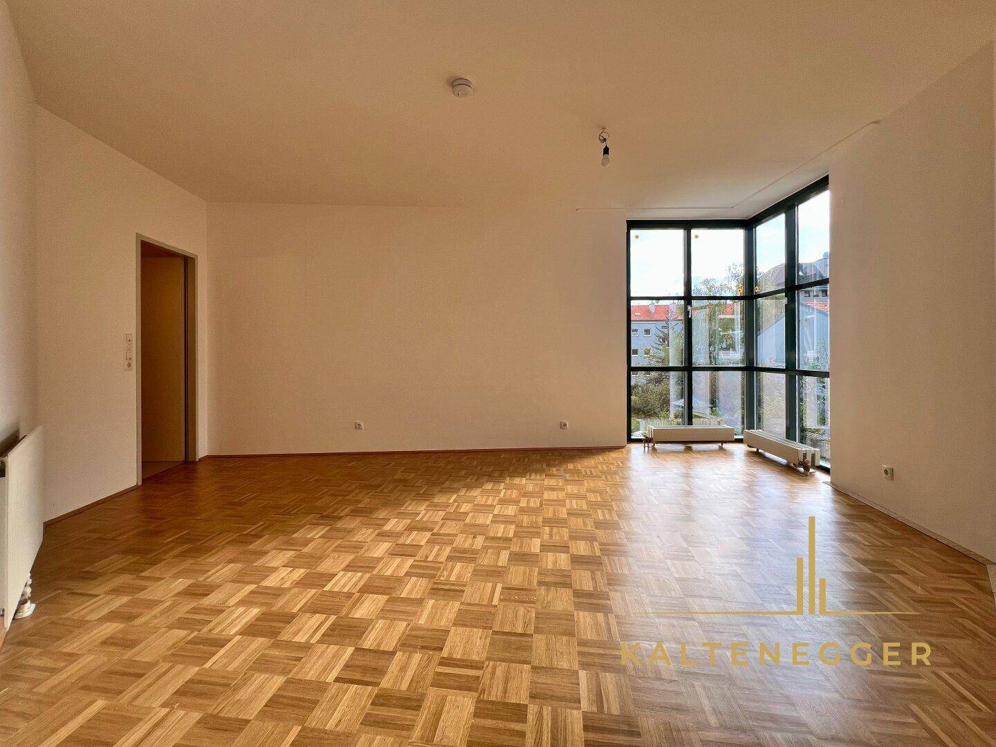 Zimmer 19,47 m² mit viel Licht durch raumhohe Fenster