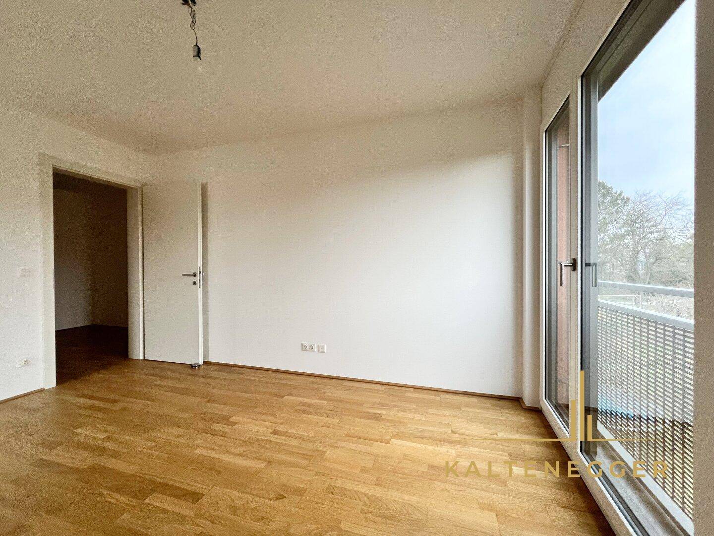 Größeres Schlafzimmer 14,79 m² - mit Morgensonne und Blick in den Garten