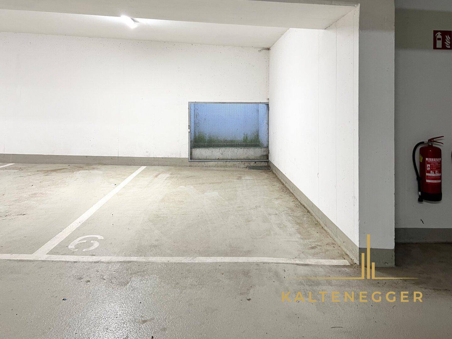 Parkplatz Nr. 6 gehört zur Wohnung - mit dem Lift direkt zur Wohnung