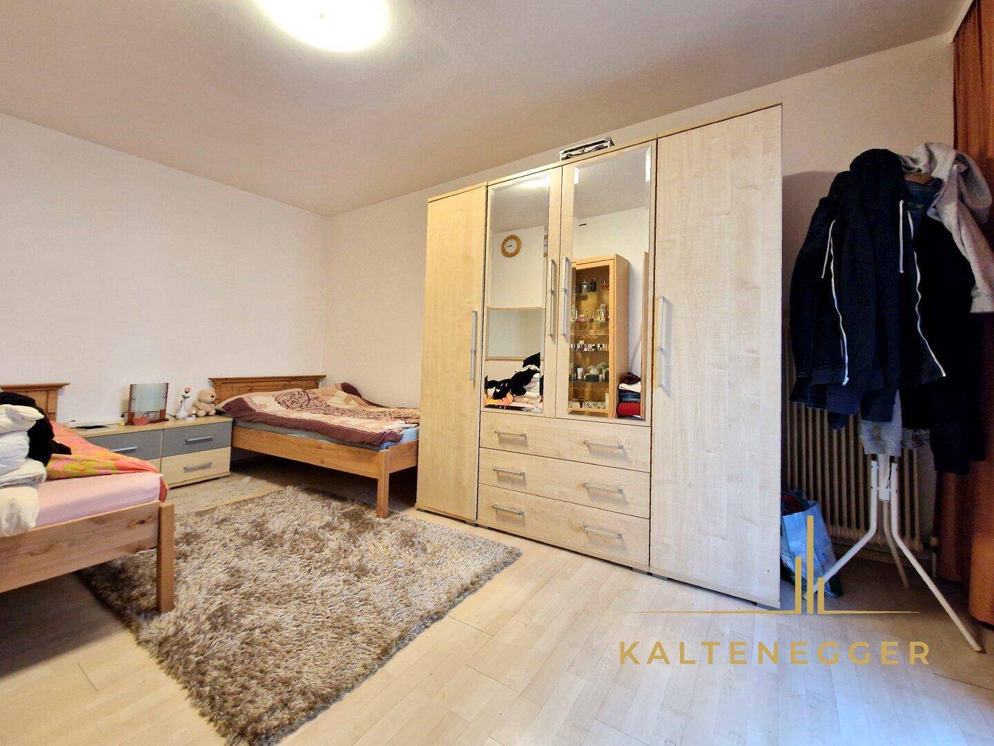 Schlafzimmer ca. 14,10 m² mit Ausgang auf den Balkon