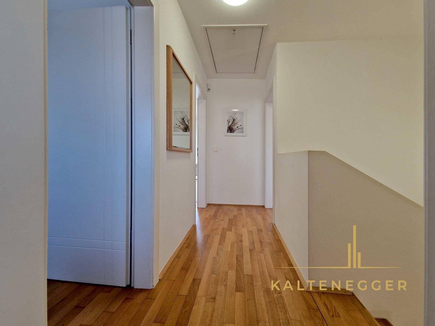 OG: Vorraum ca. 3,74 m²