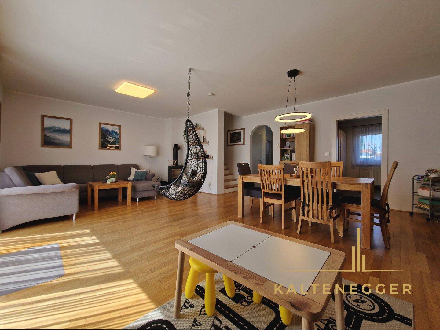 EG: Wohnzimmer ca. 37,11 m²