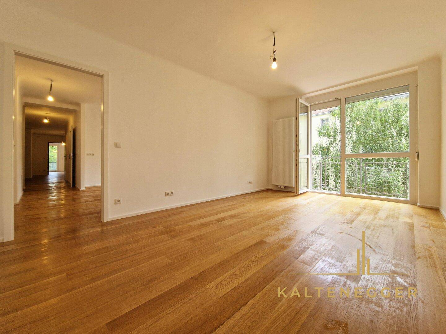 Schlafzimmer ca. 17,10 m² mit Ausgang auf den Balkon