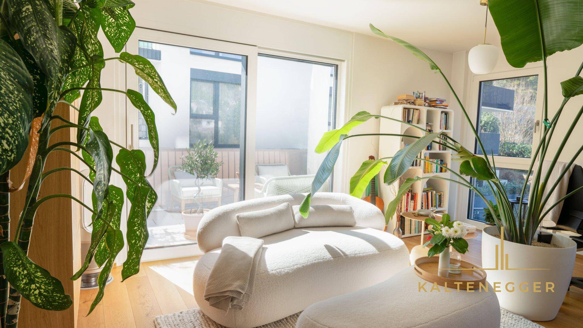 Blick von Wohnküche auf großen Balkon