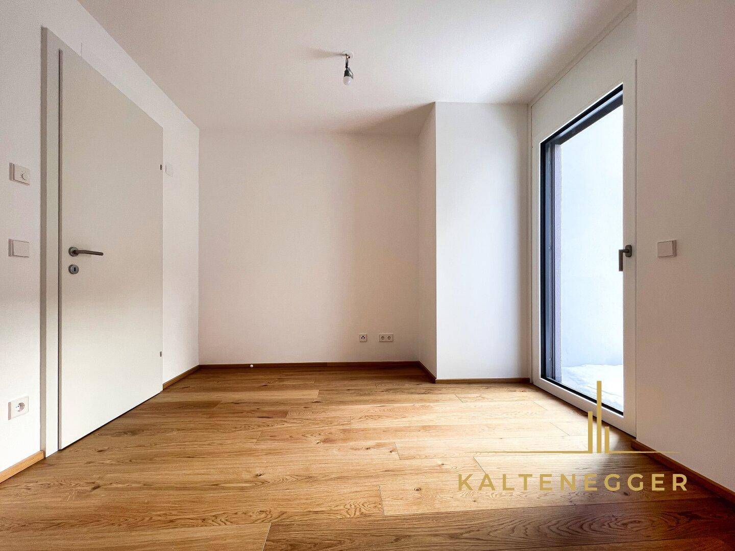 Schlafzimmer 11,4 m² mit Zugang zum Balkon (ohne Möbel Mieter)