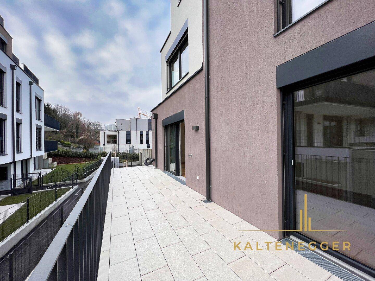 21,2 m² Balkon süd-westlich: von beiden Räumen zu betreten