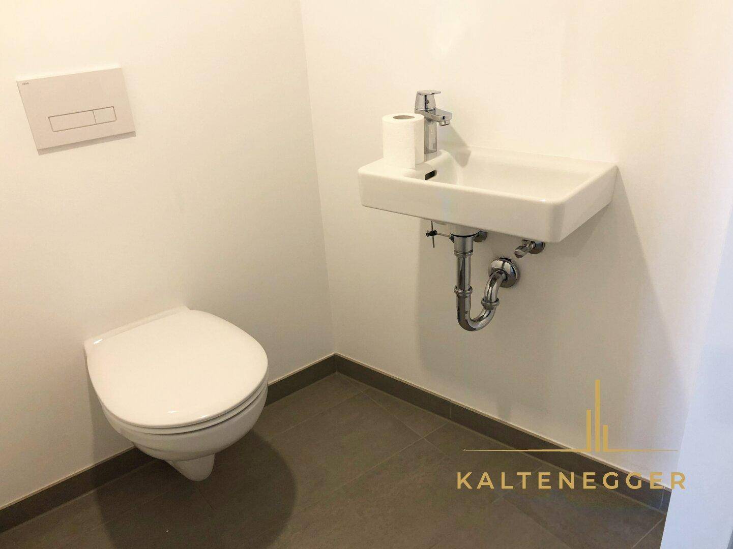 WC separat, mit Handwaschbecken