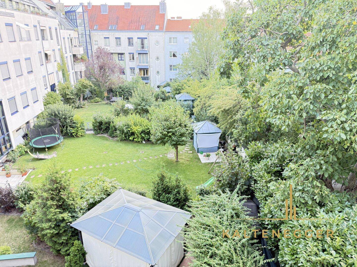Blick aus der Wohnung auf die Innengärten