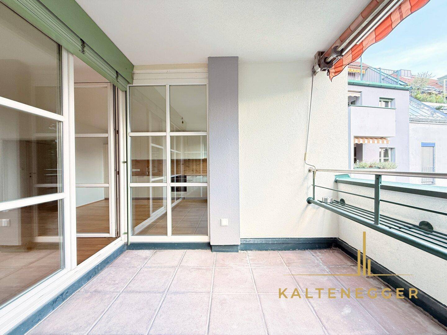 Loggia knapp 9 m² mit Blick in die Innengärten