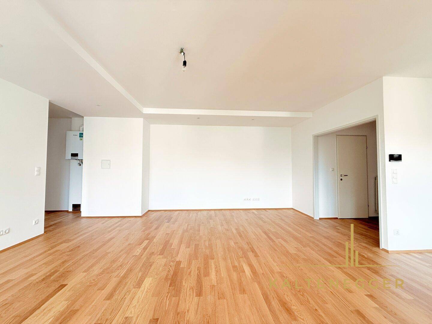Blick von der Loggia in die Wohnküche hinein, rechts Küche, links die Zimmer