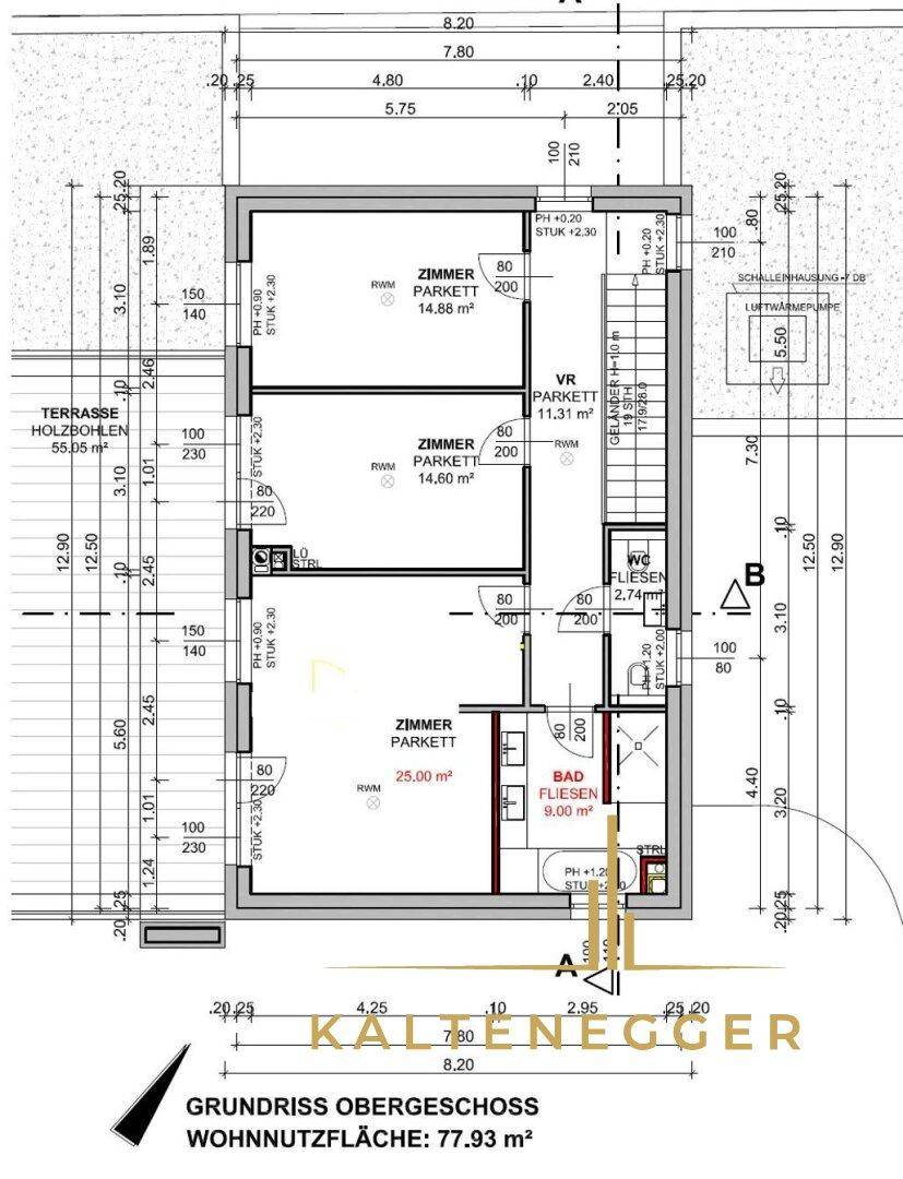 Grundriss des Obergeschosses mit Schlafzimmern, Bad und großer Holzterrasse.