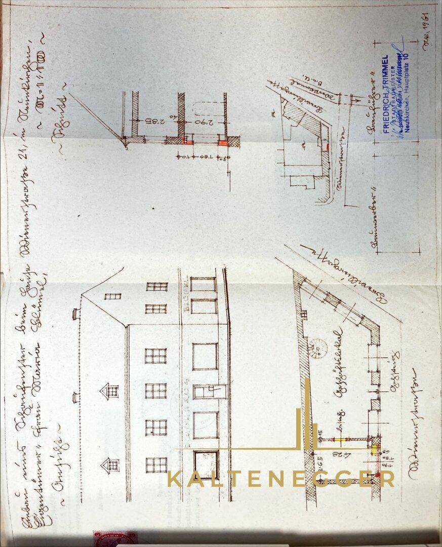 Alter Bauplan des Gebäudes mit verschiedenen Ansichten und Grundrisszeichnungen.