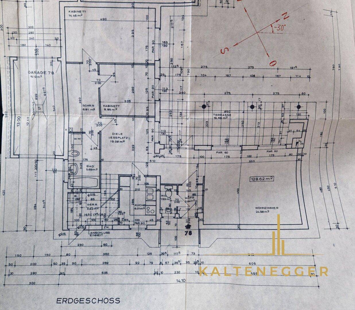 Grundriss des Erdgeschosses mit Wohnzimmer, Küche, Bad und Garage.