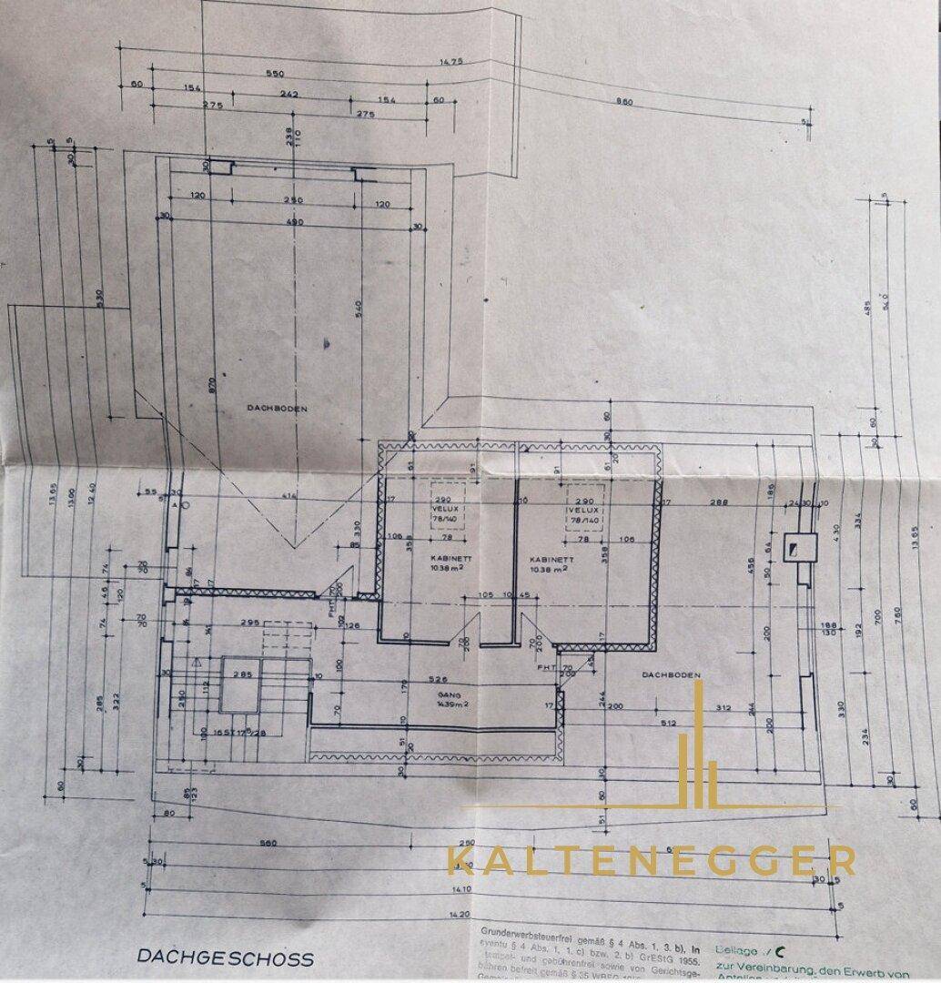 Grundriss des Dachgeschosses mit mehreren Zimmern und Dachschrägen.