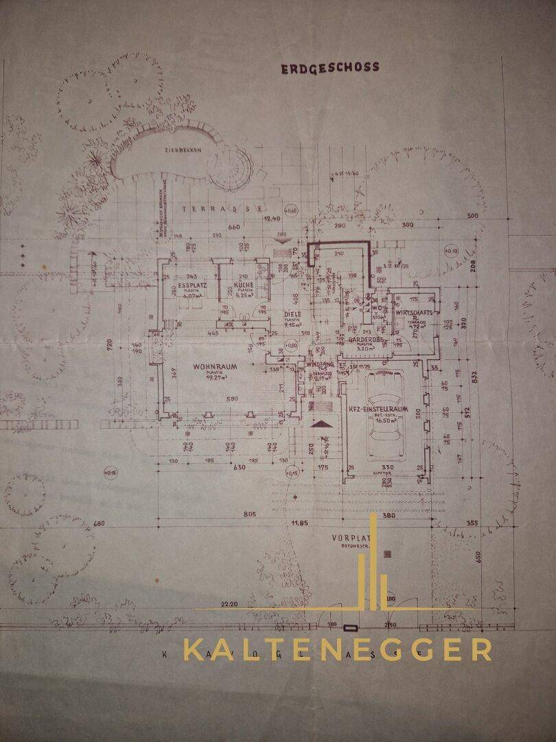 Grundriss des Erdgeschosses mit Wohnraum, Küche und Terrasse, der eine gute Aufteilung zeigt.