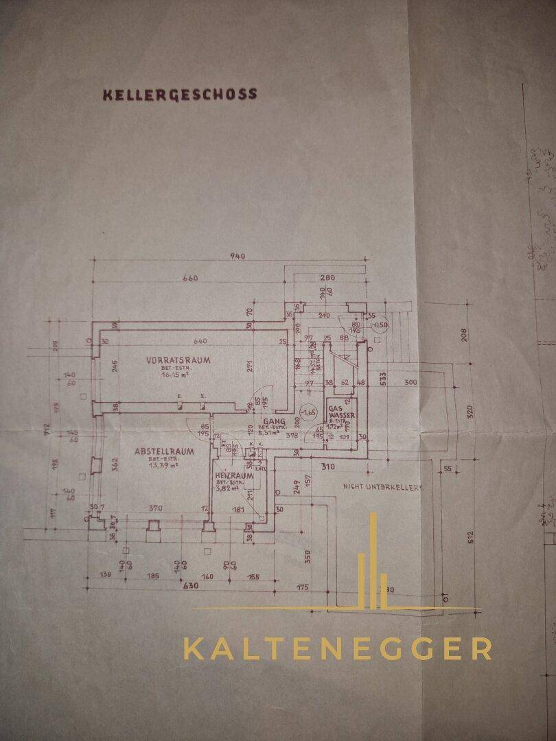 Grundriss des Kellergeschosses mit Vorratsraum und Heizungsraum, der viel Stauraum bietet.