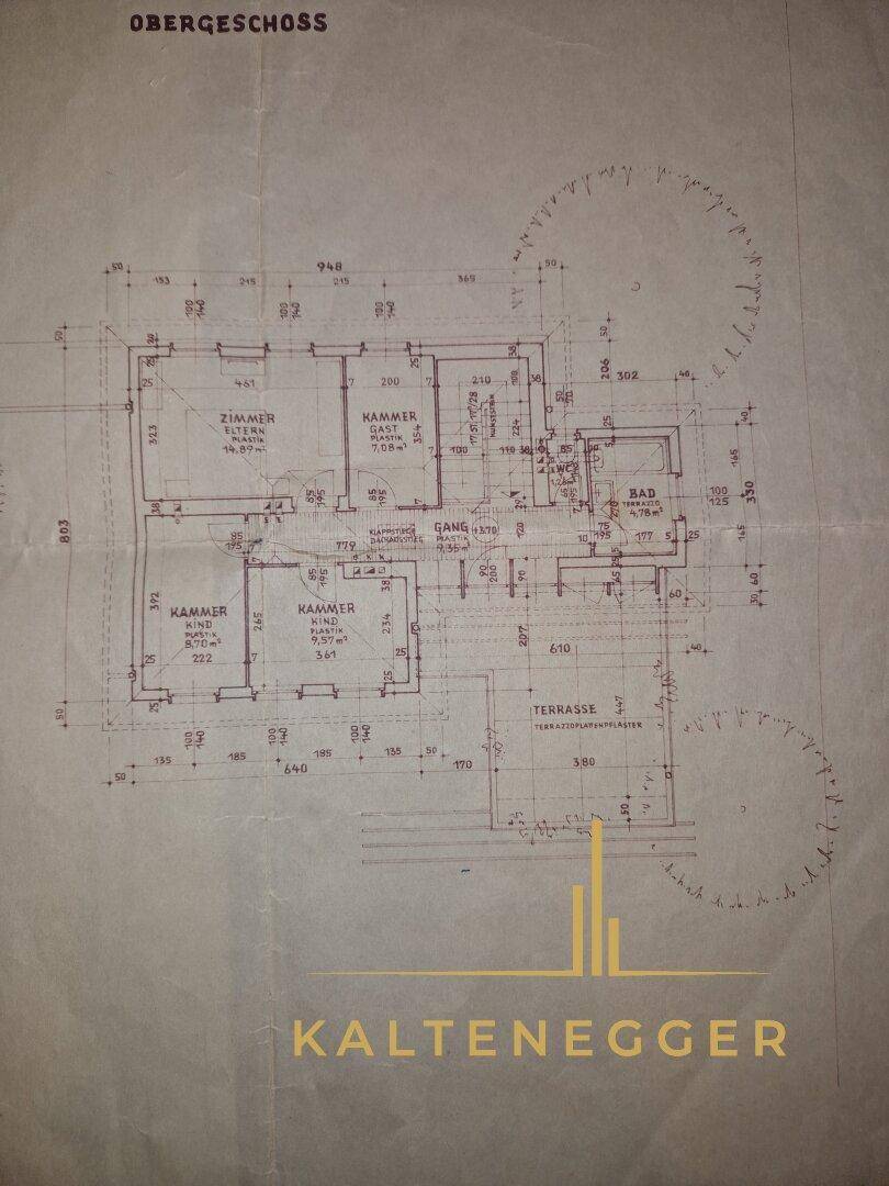 Grundriss des Obergeschosses mit Schlafzimmern, Bad und Terrasse, der eine klare Raumaufteilung bietet.