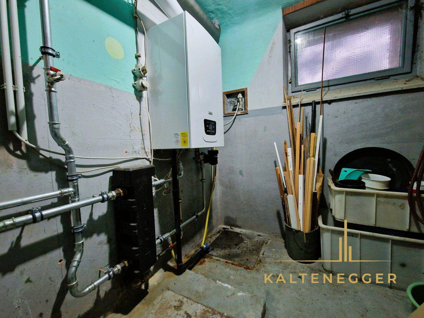 Heizungsraum im Keller mit moderner Gastherme und Leitungen, die gut zugänglich sind.