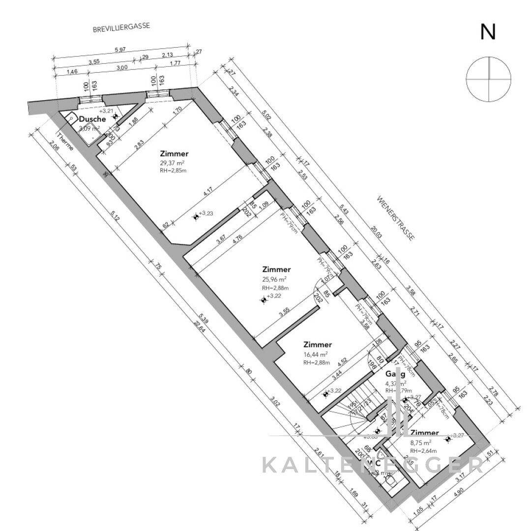 Dieser Grundriss zeigt eine Immobilie mit mehreren Zimmern, einem Duschbad, einer separaten Toilette und einer Garage.