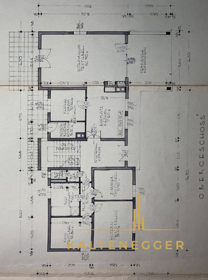 Grundriss des Obergeschosses mit Wohnraum, Küche und Zimmern.