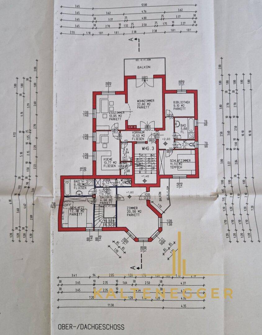Grundriss des Ober- und Dachgeschosses mit Schlafzimmern, Balkonen und Bibliothek.