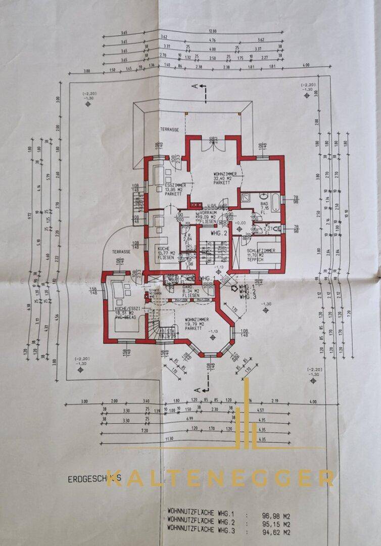 Grundriss des Erdgeschosses mit Wohnzimmer, Küche und Terrassenzugang.