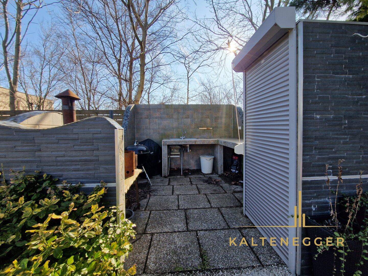 Entzückendes Haus mit 3 Wohneinheiten + Garage + Swimmingpool - Ansicht 4