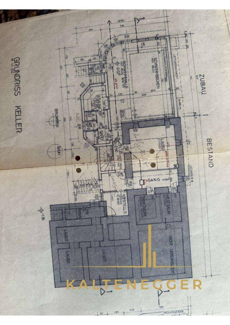 Grundriss des Kellergeschosses mit Schwimmhalle, Sauna und Lagerbereichen.