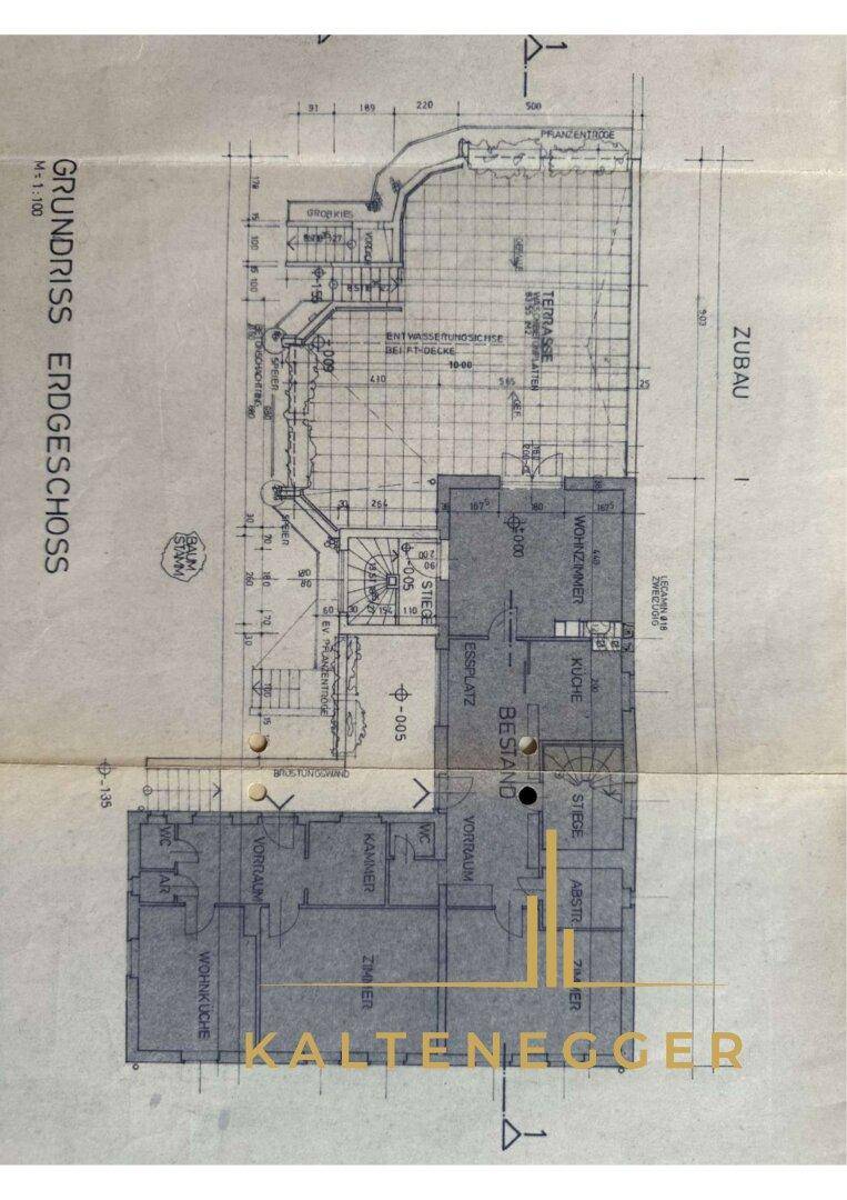 Grundriss des Erdgeschosses mit Wohnzimmer, Küche, Essplatz und weiteren Räumen.