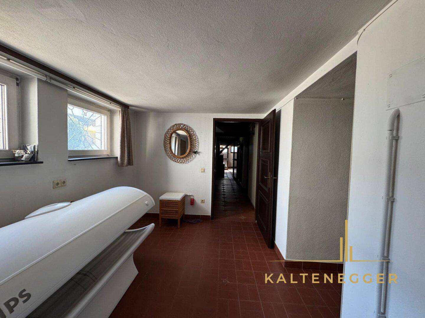 Entspannungsraum mit Solarium und Terrakotta-Fliesenboden, ideal für Wellness.