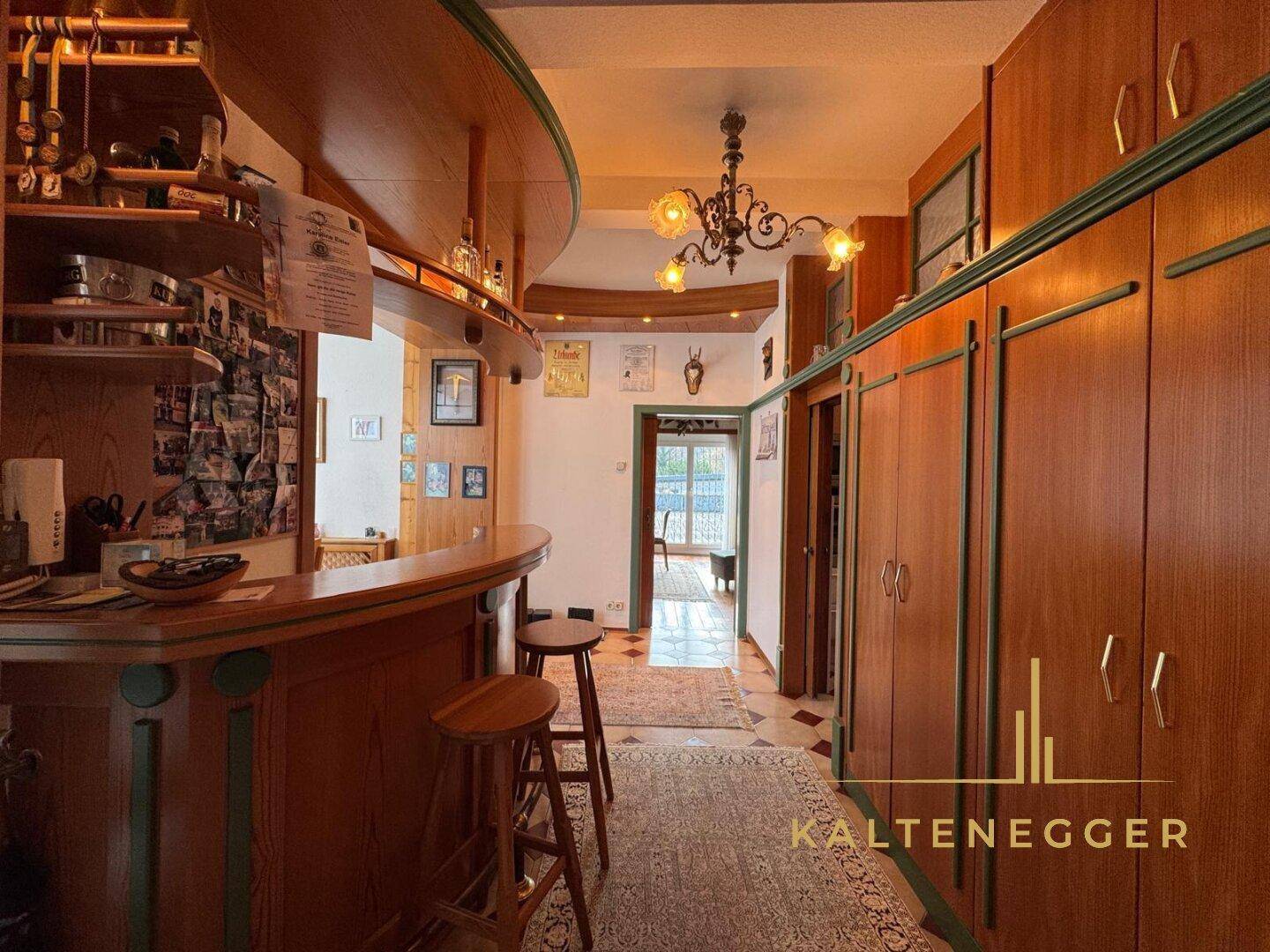Gemütlicher Flur mit integrierter Bar und Holzvertäfelung, ideal für gesellige Abende.