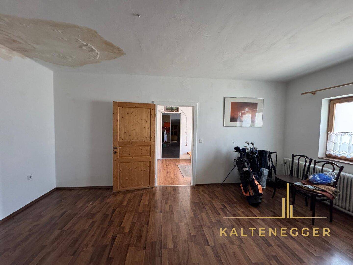 Großer, heller Raum mit Holzboden und Fenstern, bietet viel Gestaltungspotenzial.