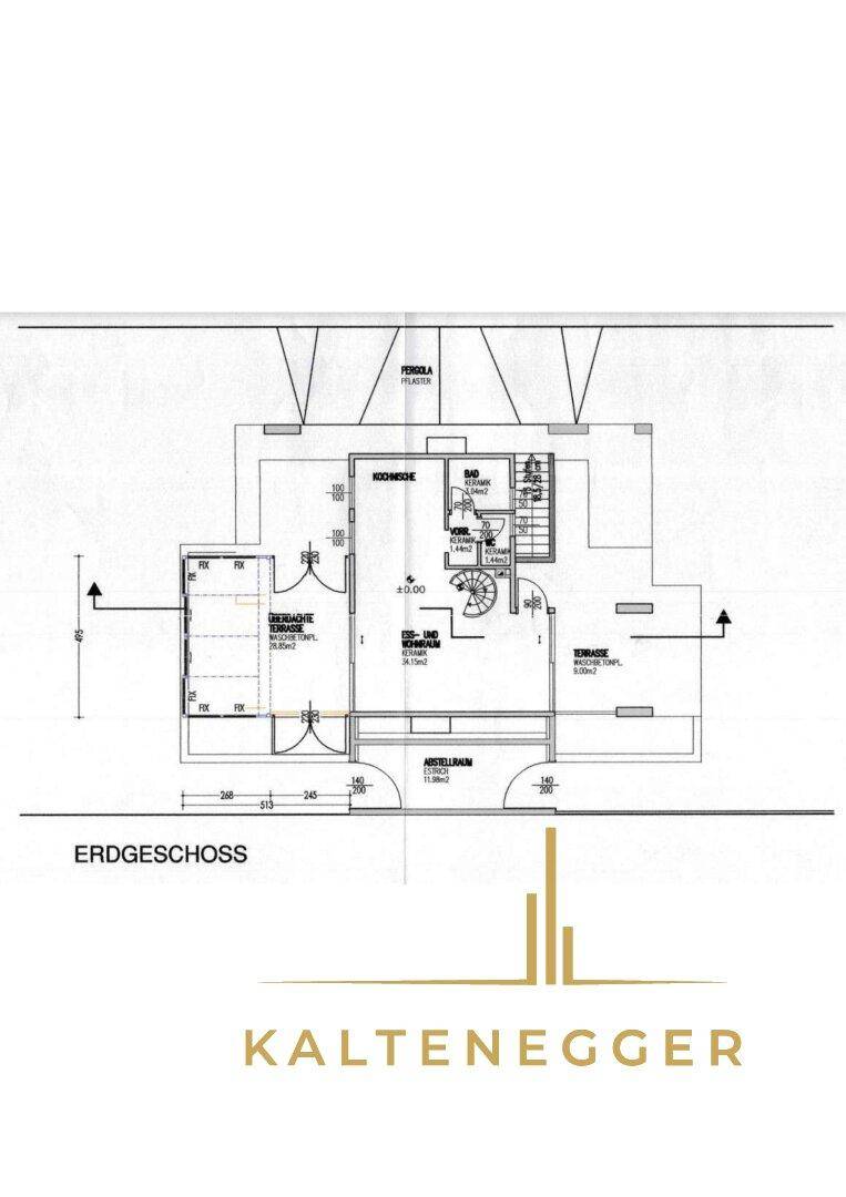 Grundriss des Erdgeschosses mit offener Wohnküche, Essbereich und überdachter Terrasse.